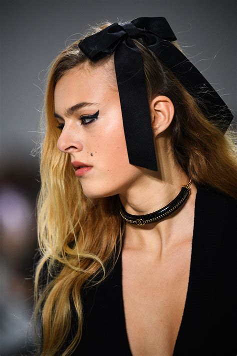 Fiocchi per capelli: alla sfilata Chanel l'accessorio 